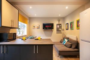 una cucina e un soggiorno con divano di 4 Bed Contractor Accommodation in Longbridge a Longbridge