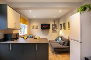 una cucina e un soggiorno con divano di 4 Bed Contractor Accommodation in Longbridge a Longbridge