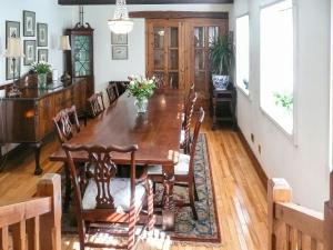 een eetkamer met een houten tafel en stoelen bij Dove Cote House in Westleigh
