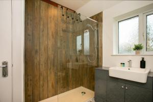 un bagno con doccia in vetro e lavandino di 4 Bed Contractor Accommodation in Longbridge a Longbridge Altre 41 foto