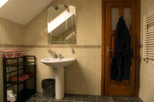 un baño con lavabo y espejo en Vila Vladimir, en Poiana Brasov 13 fotos más
