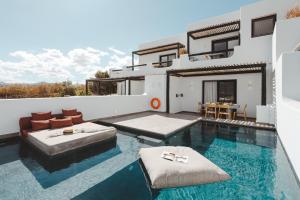 Bazén v ubytování Kalea Luxury Villas nebo v jeho okolí