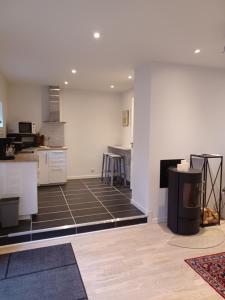 Una cocina con gabinetes blancos y una mesa con sillas. en Önnestad guest house, en Önnestad