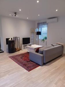 una sala de estar con un sofá y una mesa en Önnestad guest house, en Önnestad