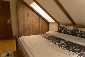 Un dormitorio con una cama con cabecero de madera. en Vila Vladimir, en Poiana Brasov