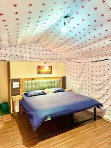 Postel nebo postele na pokoji v ubytování Himalayan Ganga Retreat