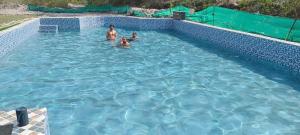Bazén v ubytování Himalayan Ganga Retreat nebo v jeho okolí