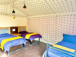 Postel nebo postele na pokoji v ubytování Himalayan Ganga Retreat