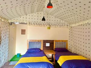 Postel nebo postele na pokoji v ubytování Himalayan Ganga Retreat