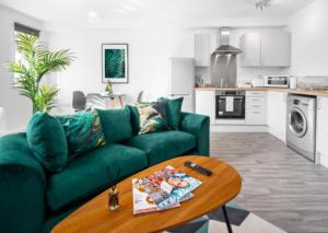 een woonkamer met een groene bank en een tafel bij Stylish 2 Bed Apartment - Smart TV - WiFi - Parking 27C in Sleightholme +22 foto's