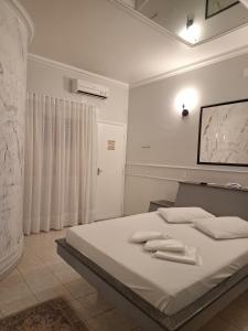 a bedroom with a bed with towels on it at Motel Marajas Mococa - Apartamento 23 in Mococa