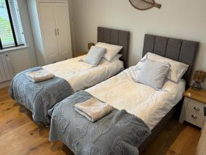 Dos camas una al lado de la otra en un dormitorio. en Little Fairacre - Two double bedroom annexe, en Braunton