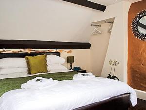 ein Schlafzimmer mit einem Bett mit Handtüchern darauf in der Unterkunft The Little Stone Cottage in Loftus