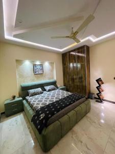 een slaapkamer met een groot bed in een kamer bij Luxury home in Multan in Multan