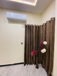 een kamer met een gordijn met bloemen in een vaas bij Luxury home in Multan in Multan +30 foto's