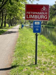 una señal en el lado de una carretera junto a un río en B&B De Zandput, en Balen