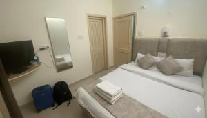 Hotel Sunrise Meadows Mountain في مانالي: غرفة فندق مع سرير وتلفزيون +8 صور