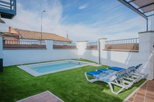 Bazén v ubytování El Romazal nebo v jeho okolí