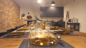 een tafel met borden en wijnglazen erop bij El Romazal in Nava de la Asunción