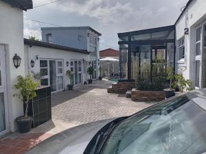 un coche aparcado delante de una casa en M Group B&B, en King Williamʼs Town