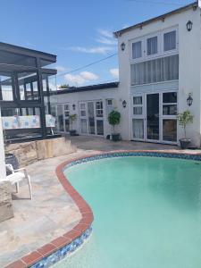 una gran piscina frente a un edificio en M Group B&B, en King Williamʼs Town