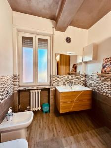 维罗纳locazione turistica girasole的大型浴室设有水槽和浴缸。