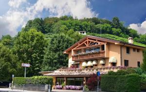 a building with flowers on the side of it at Albergo Da Gildo in Follina