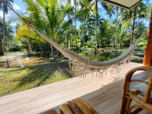 een hangmat op een veranda met uitzicht op een tuin bij Suanthara kokut in Ko Kood