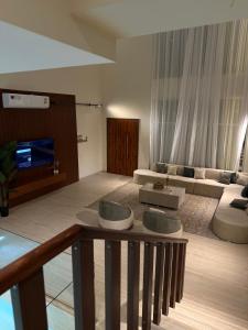 una sala de estar con un sofá y una mesa en Roma chalet استراحة روما بدية, en Al Raka