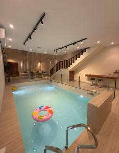 una piscina con una pelota de playa. en Roma chalet استراحة روما بدية, en Al Raka