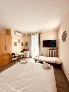 维罗纳locazione turistica girasole的有两张床和一张桌子的大房间