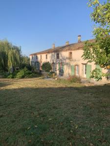 a large house with a yard in front of it at Gîte atypique La Bastilac in Garganvillar