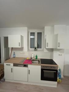 Η κουζίνα ή μικρή κουζίνα στο Smart Home Bad Camberg - moderne Ferienwohnung