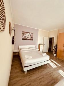 维罗纳locazione turistica girasole的房间里有一张白色床的卧室