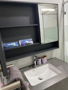 Ένα μπάνιο στο The Pears Apartment East Legon +36 φωτογραφίες