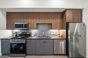 eine Küche mit Herd und Kühlschrank in der Unterkunft Cozy Beachside Escape with Great Views in Long Beach