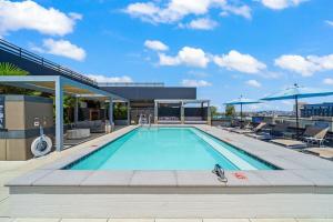 ein Schwimmbad auf dem Dach eines Gebäudes in der Unterkunft Cozy Beachside Escape with Great Views in Long Beach