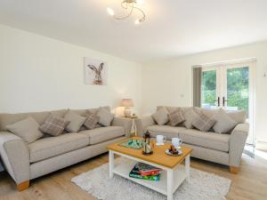 Posezení v ubytování Woodcutters Cottage