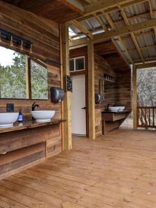 een badkamer met 2 wastafels in een houten huisje bij Adventures Await at this Stunning Tree House Retreat in Texas in Spicewood