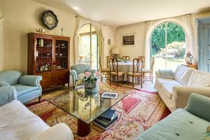 sala de estar con sofás y mesa de cristal en Antica Cascina del Medico, en Muzzano