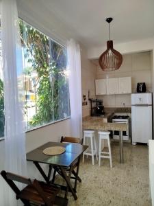 Η κουζίνα ή μικρή κουζίνα στο Apto 2 Quartos na Rua Pituba 1 Caminho das Praias
