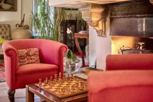 una sala de estar con una silla y un tablero de ajedrez sobre una mesa en Antica Cascina del Medico, en Muzzano