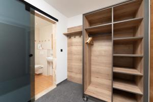 een badkamer met een houten kast en een toilet bij Ferienhaus Apart Sonnzeit in Sölden +85 foto's