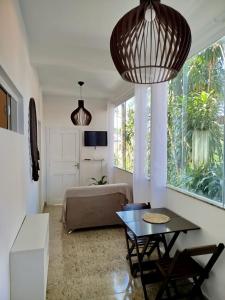 Μια τηλεόραση ή/και κέντρο ψυχαγωγίας στο Apto 2 Quartos na Rua Pituba 1 Caminho das Praias