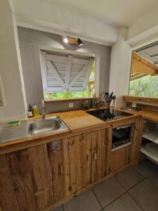 Kuchyň nebo kuchyňský kout v ubytování Ti Kaz à Suzy près de la plage - Makiese Resort