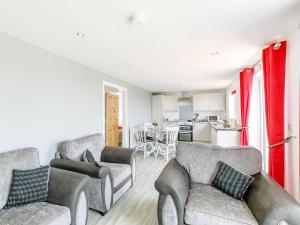 a living room with two couches and a kitchen at Hill Crest Lodge 2 in Hemswell