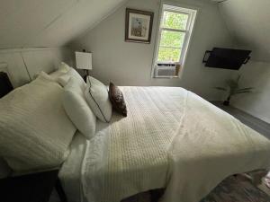 Postel nebo postele na pokoji v ubytování Great little house in Woodmere Beachwood Orange