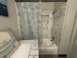 Koupelna v ubytování Great little house in Woodmere Beachwood Orange