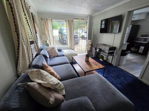 TV a/nebo společenská místnost v ubytování Great little house in Woodmere Beachwood Orange