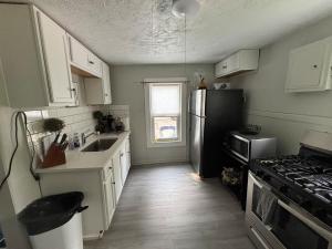 Kuchyň nebo kuchyňský kout v ubytování Great little house in Woodmere Beachwood Orange